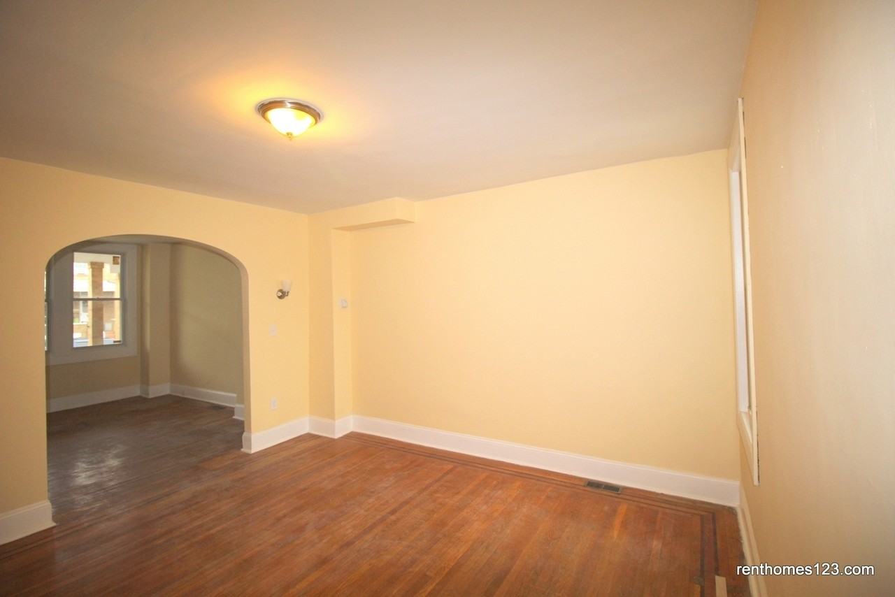 2830 Pelham Ave - Photo 3 of 8