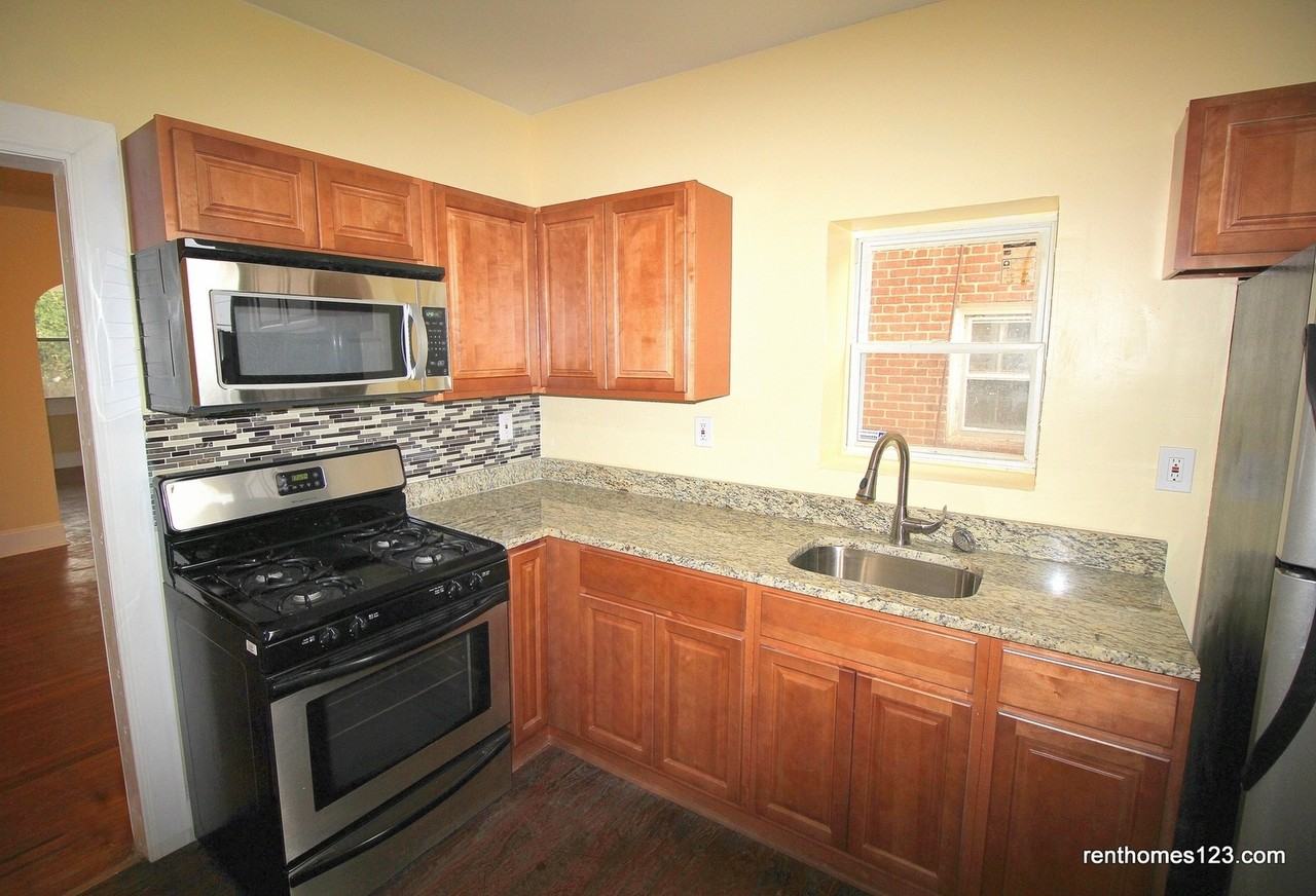 2830 Pelham Ave - Photo 4 of 8