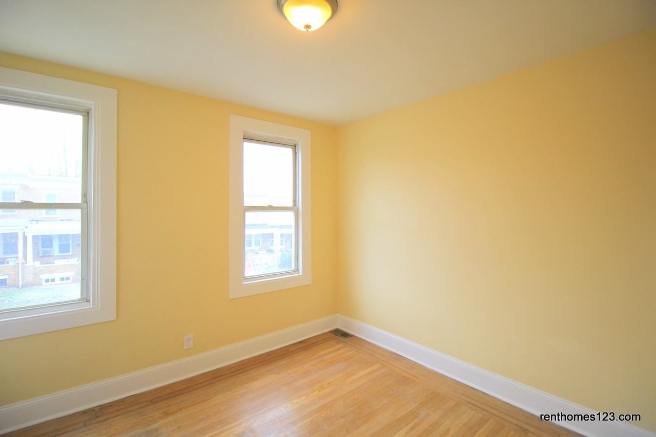 2830 Pelham Ave - Photo 6 of 8