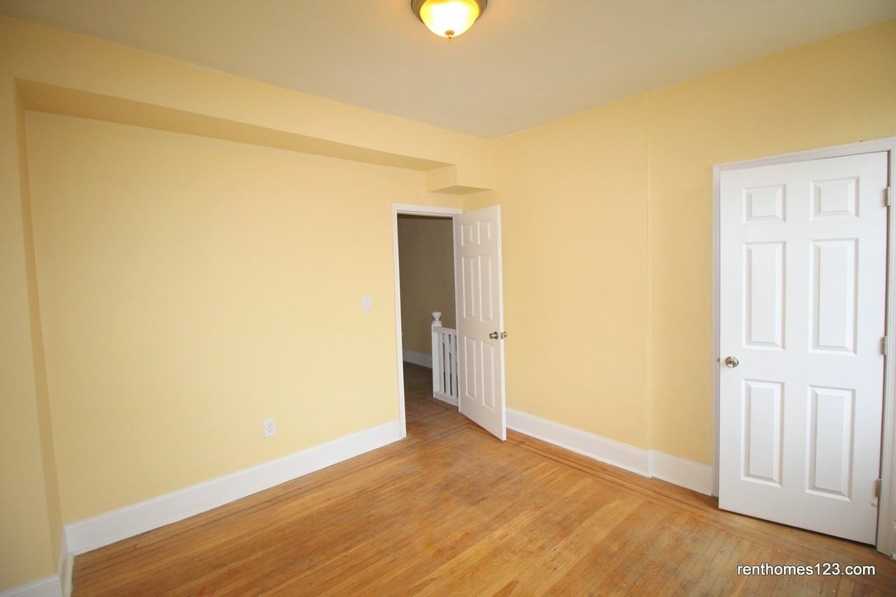 2830 Pelham Ave - Photo 7 of 8