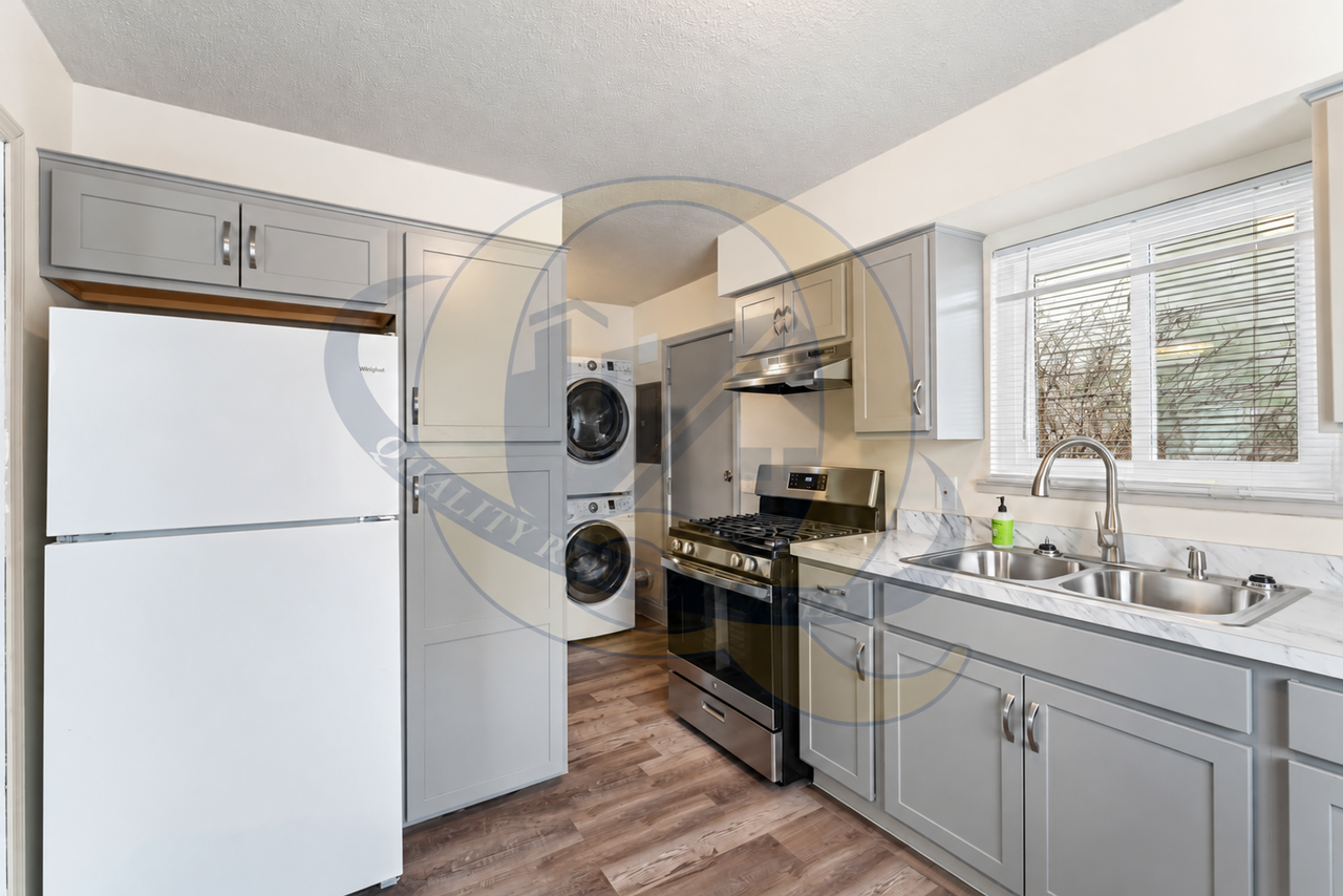 1152 Allen St - Photo 6 of 15