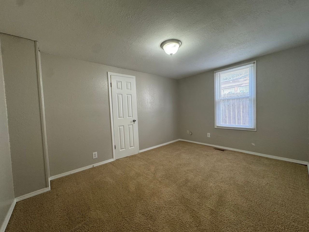 602 E Randolph Ave - Photo 4 of 9