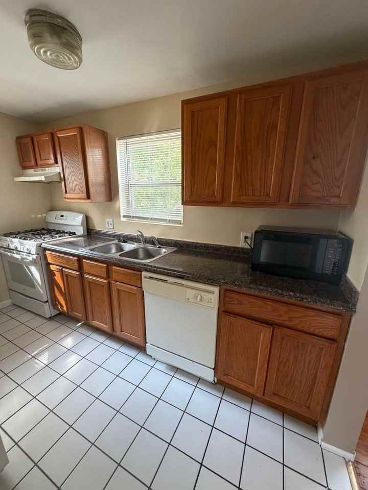 236 S Edith St - Photo 3 of 7