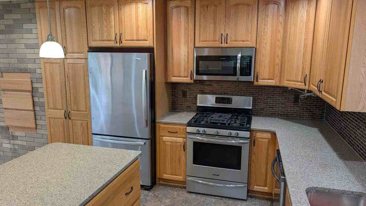 736 736 Shawmut Blvd  - 736 Shawmut Blvd- Upper - Photo 3 of 36