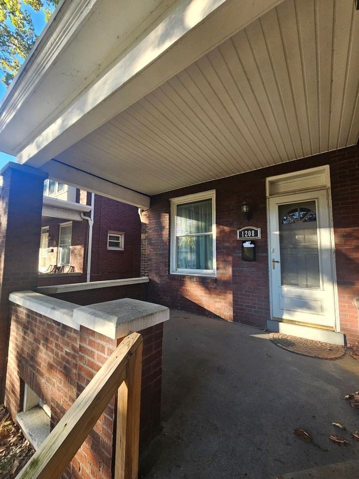 1208 N 16th St - Photo 3 of 31