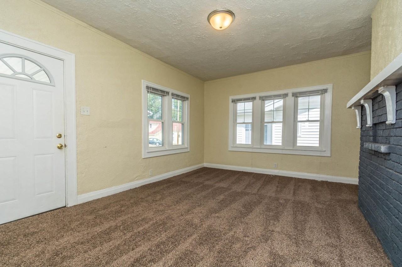 402 E 10th St - Photo 5 of 40