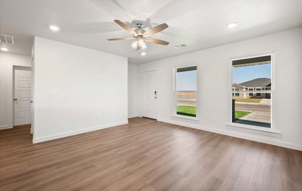 5543 Smith St - Photo 3 of 12