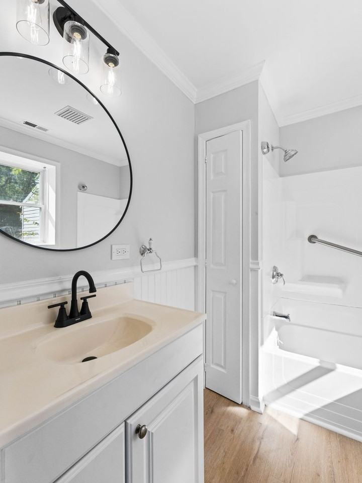817 Vine St E - Photo 5 of 24