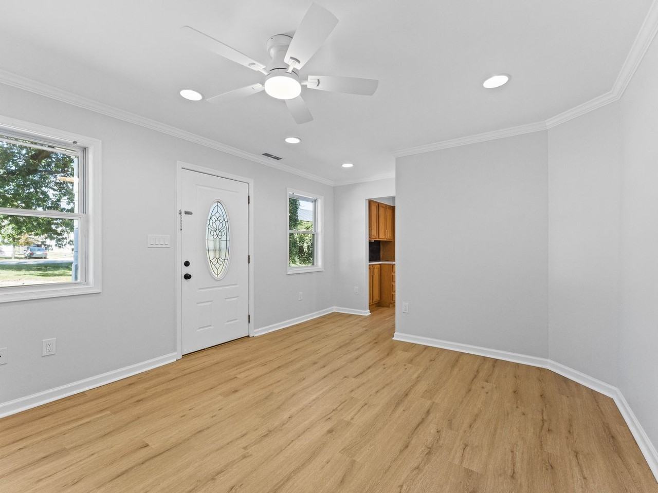 817 Vine St E - Photo 6 of 24