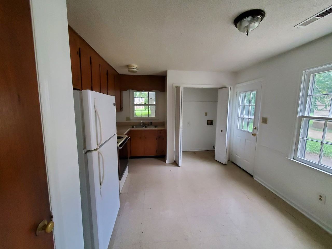 1724 Spry St - Photo 3 of 7