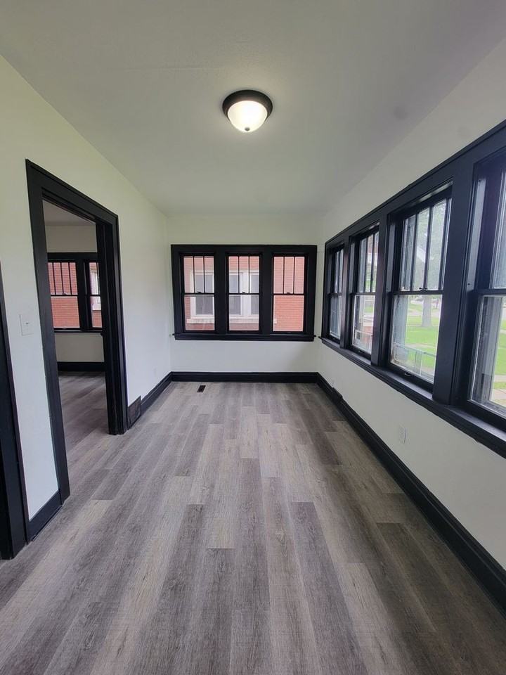 2118 Lincoln Way W - Photo 4 of 20