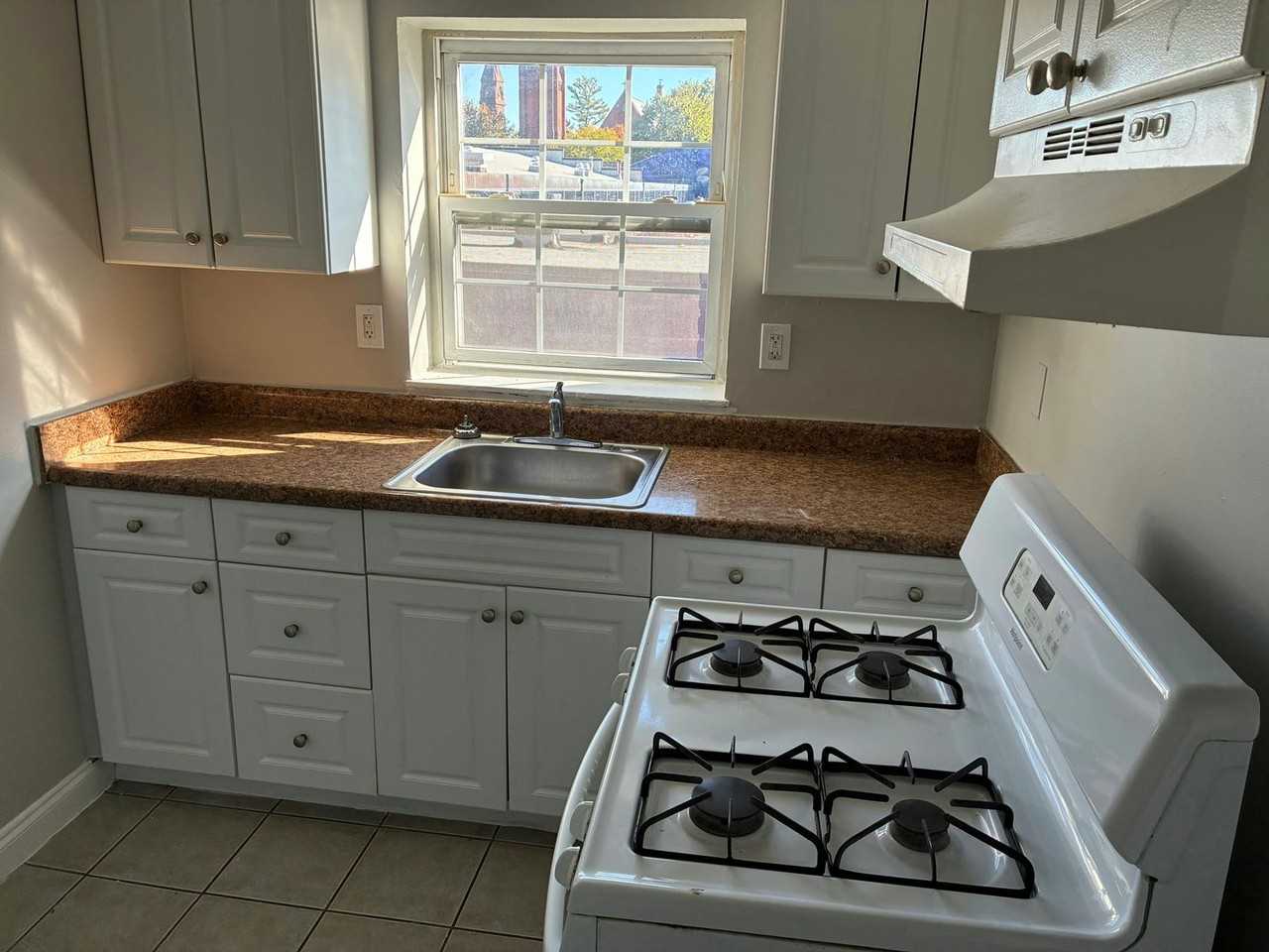 35 Niles St - Photo 4 of 9