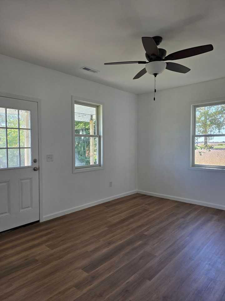 8100 Linwood Rd - Photo 2 of 33