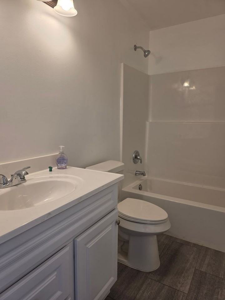 8100 Linwood Rd - Photo 7 of 33