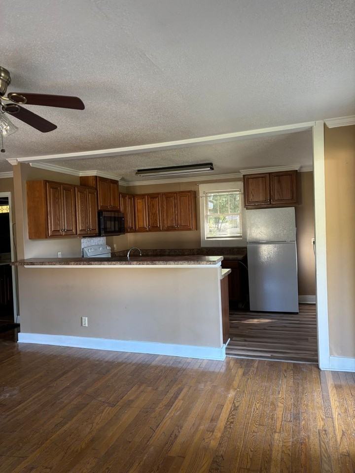 105 Dunn Cir - Photo 2 of 8