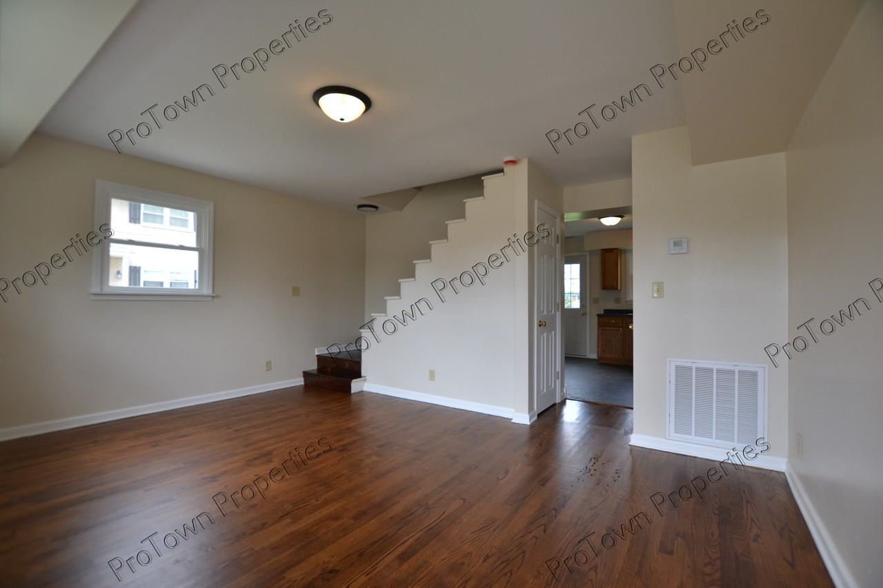 11 East Zarley Boulevard - Photo 4 of 8