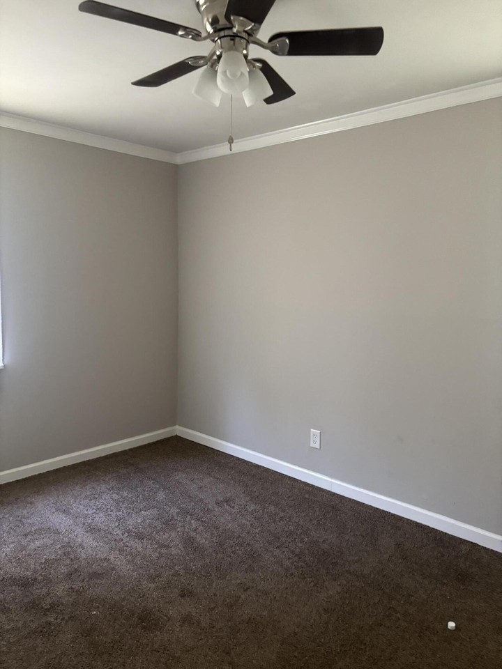 615 Morton Ave Ne - Photo 4 of 12
