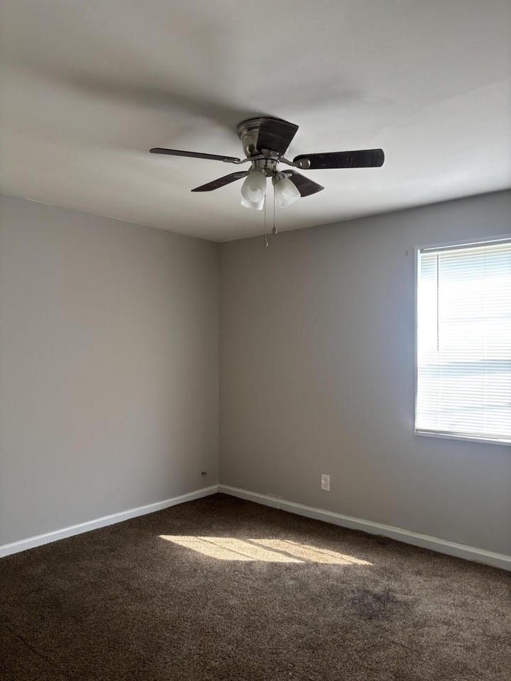 615 Morton Ave Ne - Photo 5 of 12