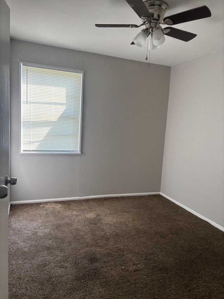 615 Morton Ave Ne - Photo 6 of 12