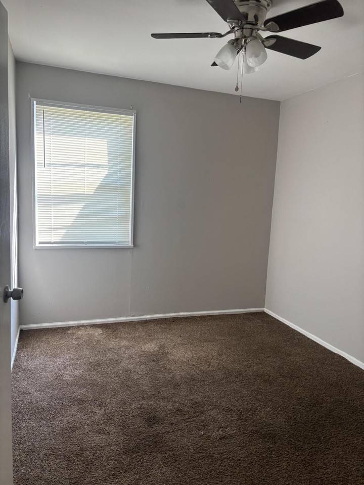 615 Morton Ave Ne - Photo 7 of 12