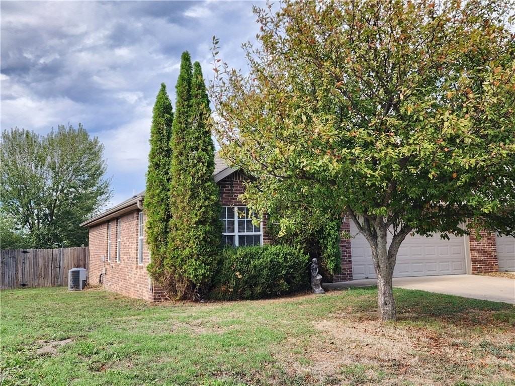 302 Foxglove St - Photo 2 of 31