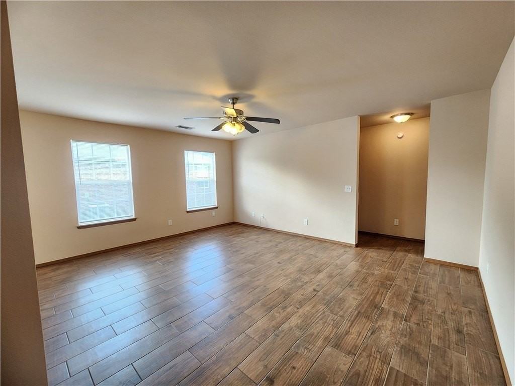 302 Foxglove St - Photo 3 of 31