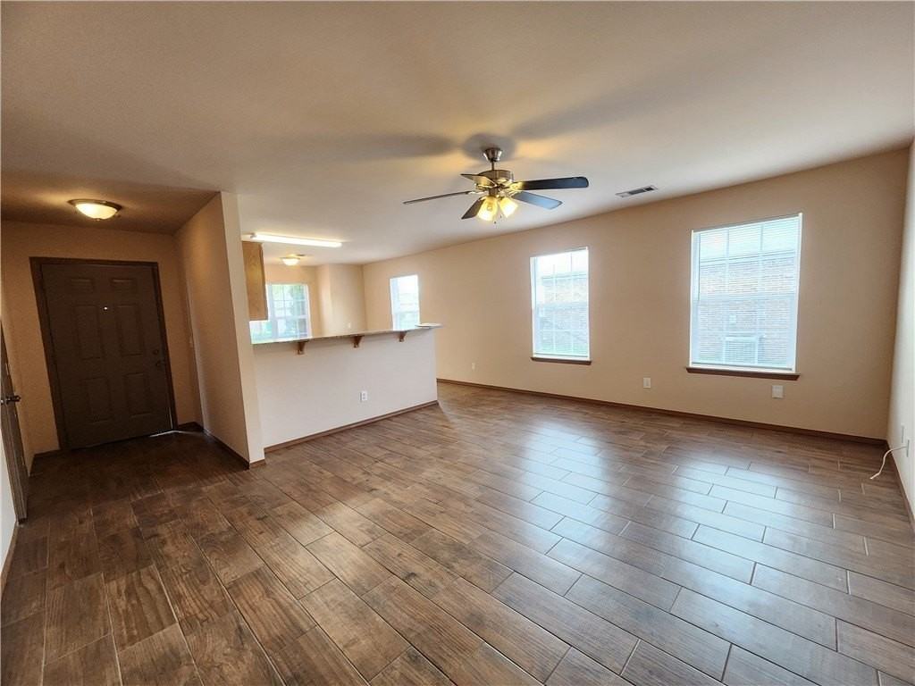 302 Foxglove St - Photo 4 of 31