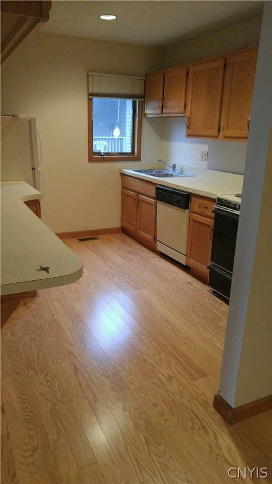 134 Marlborough Rd - Photo 3 of 4