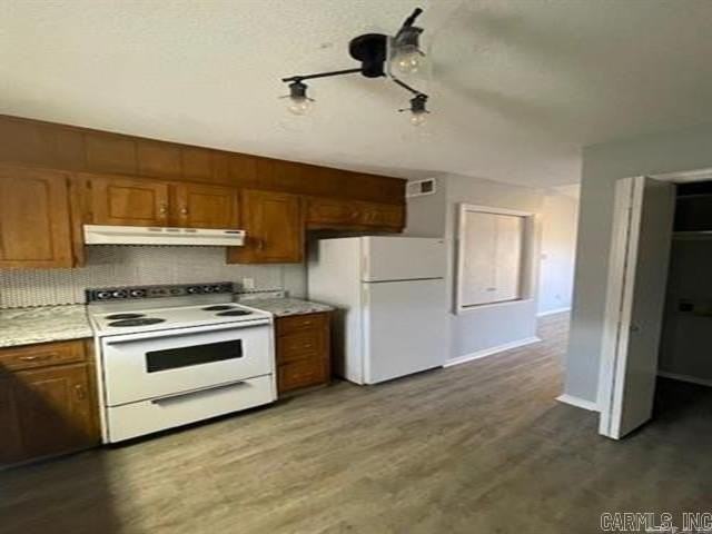 77 Liberty Ln Apt B - Photo 3 of 10