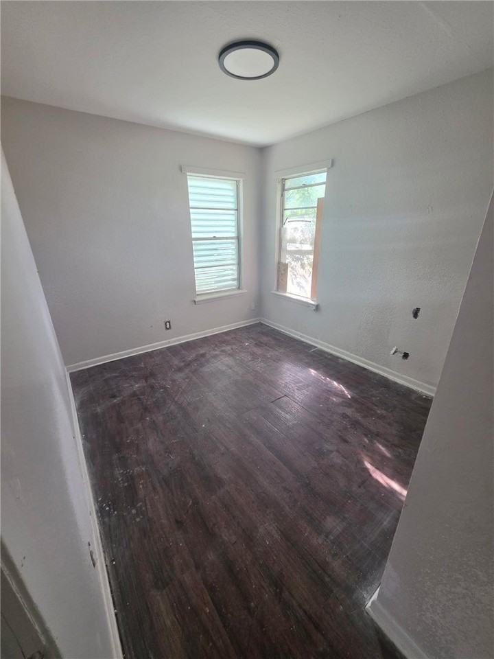 1434 Madrid Cir - Photo 7 of 9