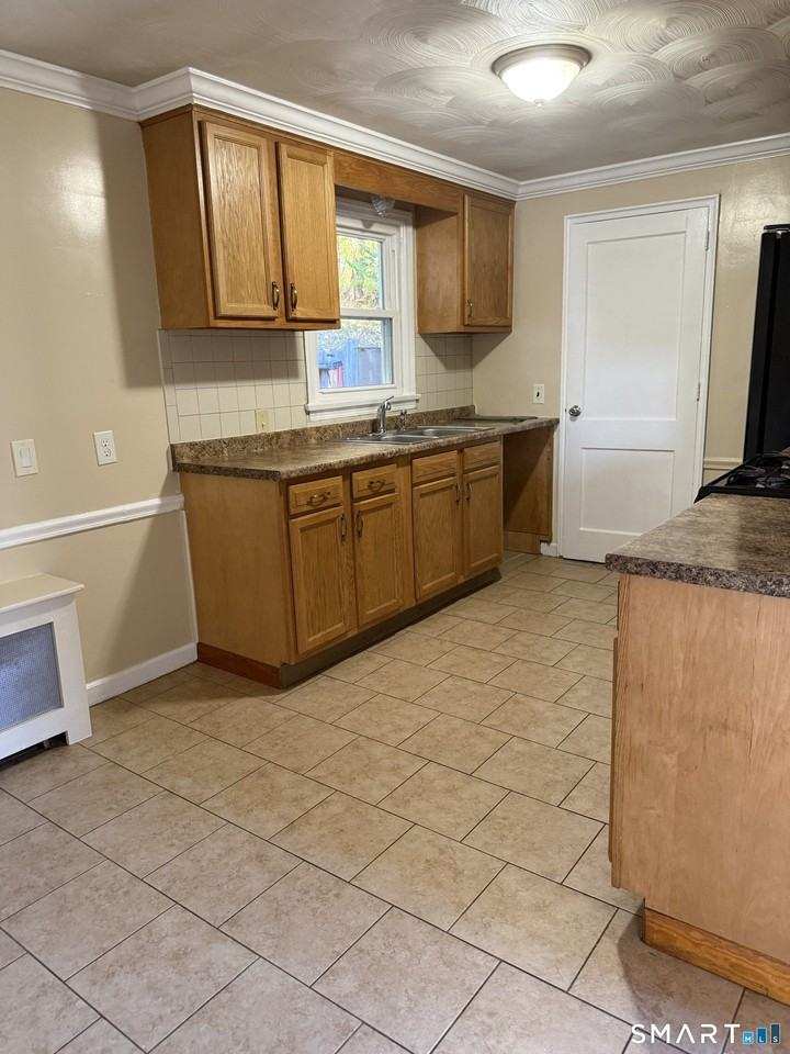 124 Irving St - Photo 4 of 9