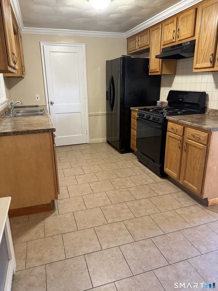 124 Irving St - Photo 5 of 9