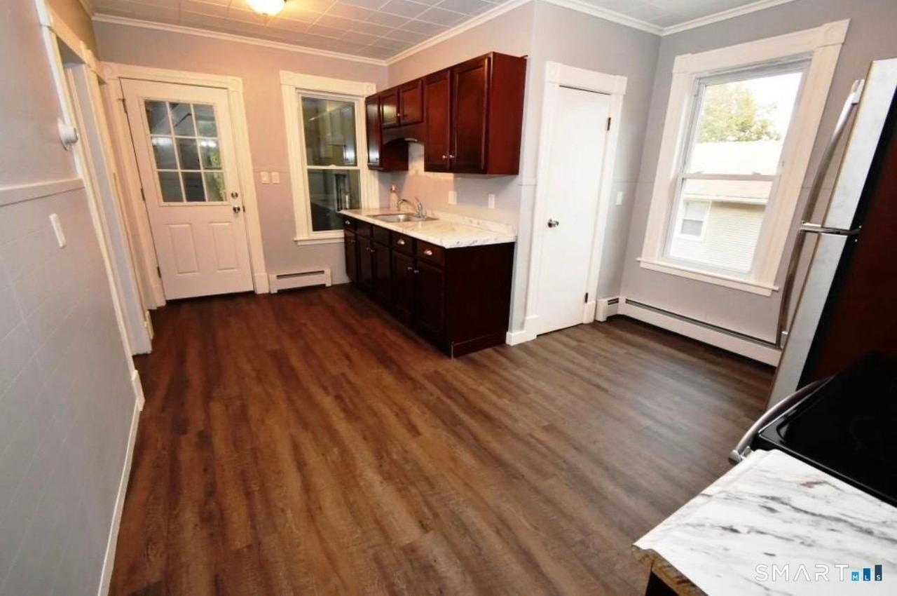 16 Crown St - Photo 2 of 9