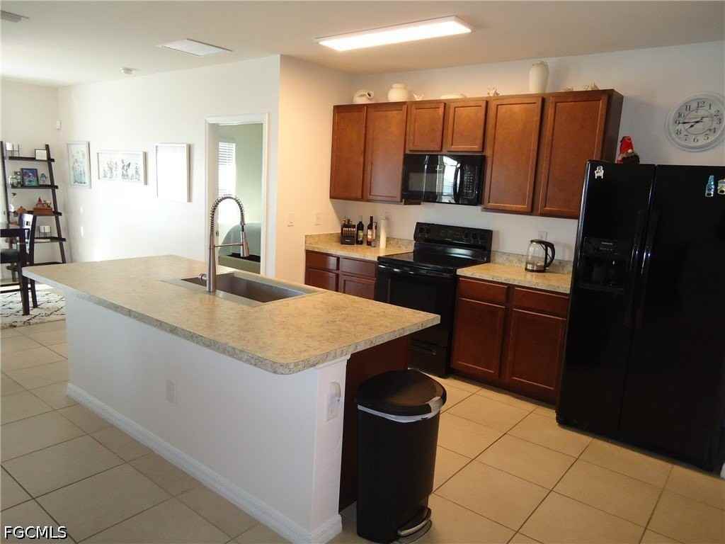 2420 Nw 9th St - Photo 3 of 17