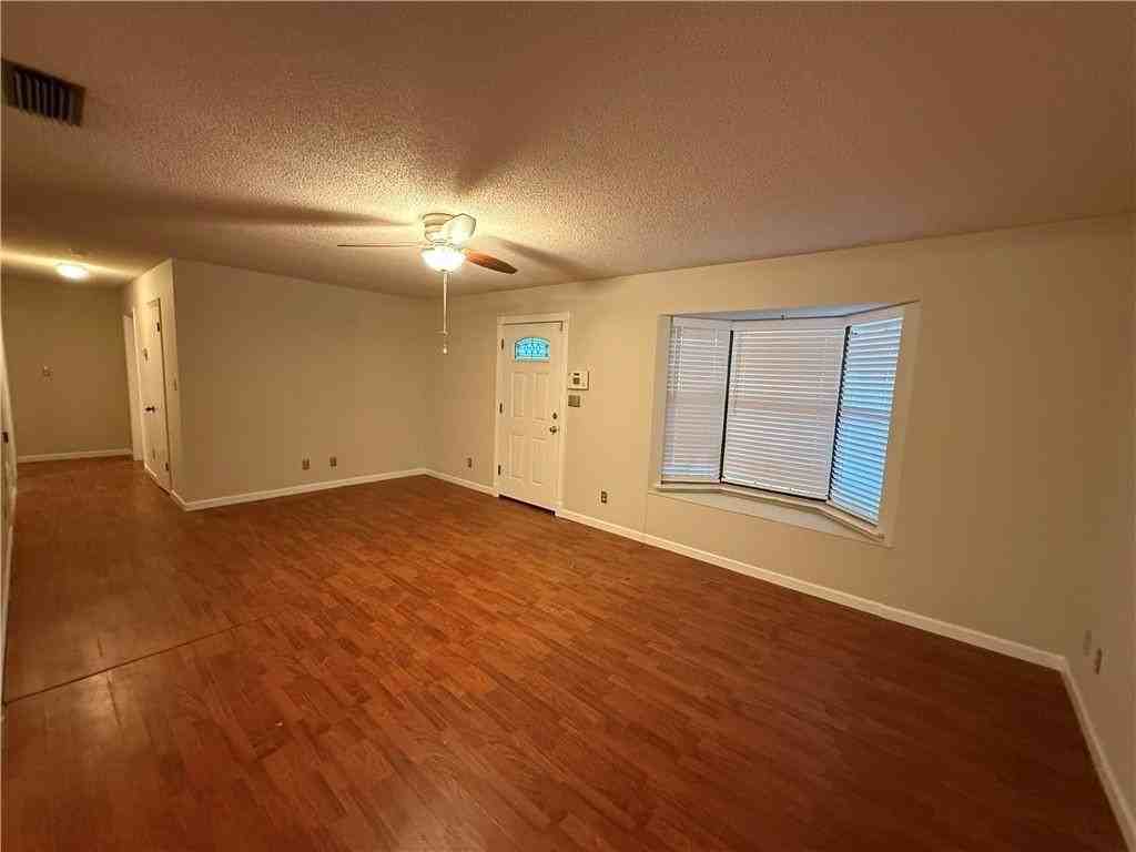1001 Caroline Ave - Photo 5 of 11