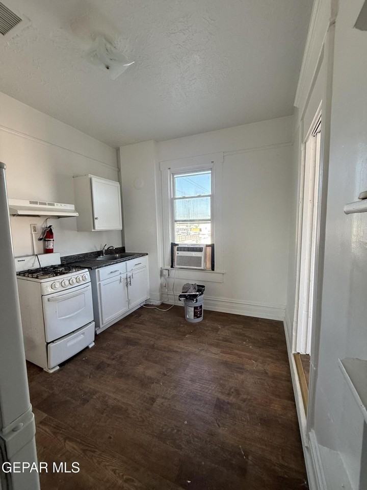 1526 E Yandell Dr #4 - Photo 3 of 6