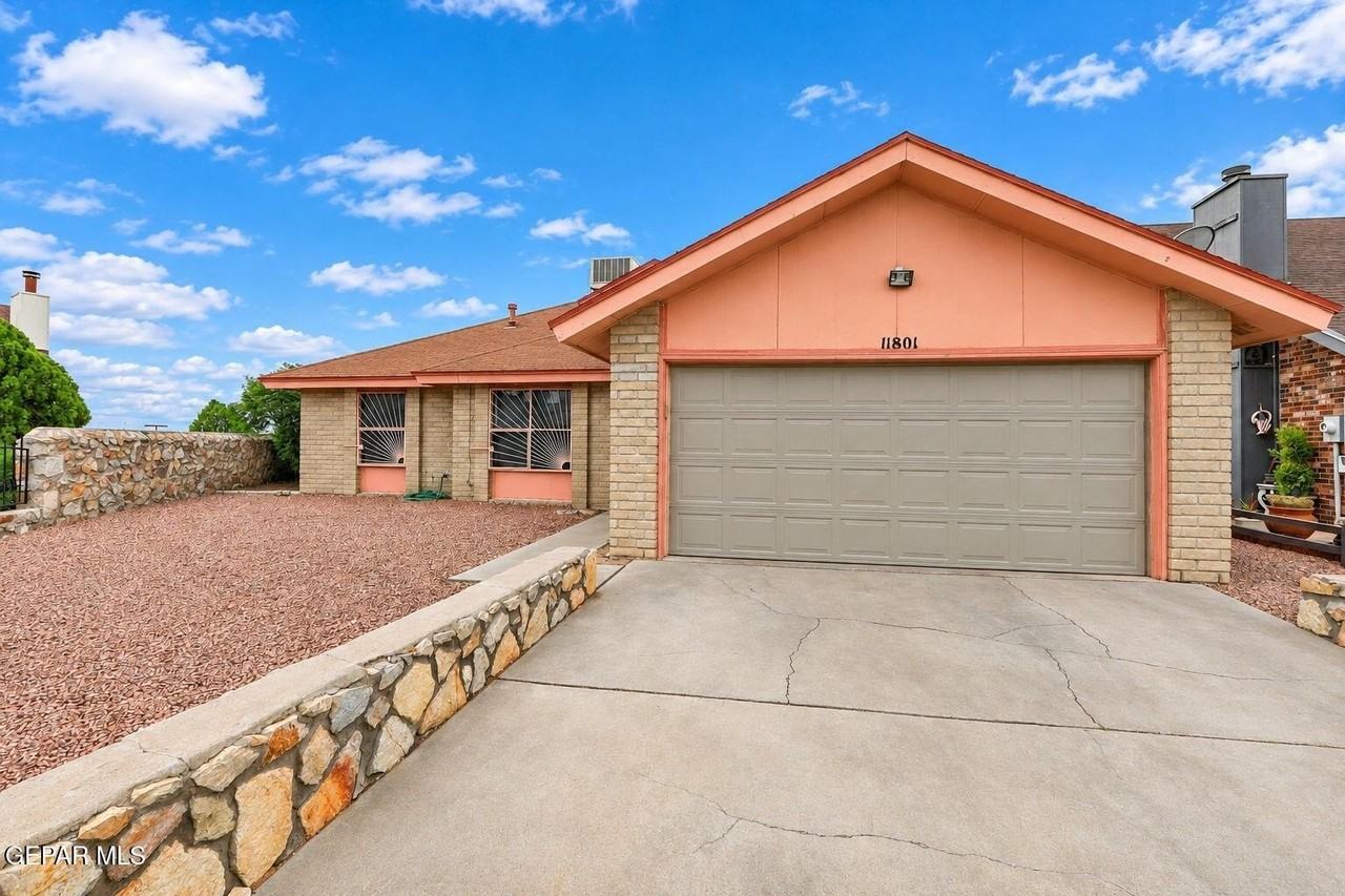 11801 Priscilla Cir - Photo 2 of 37