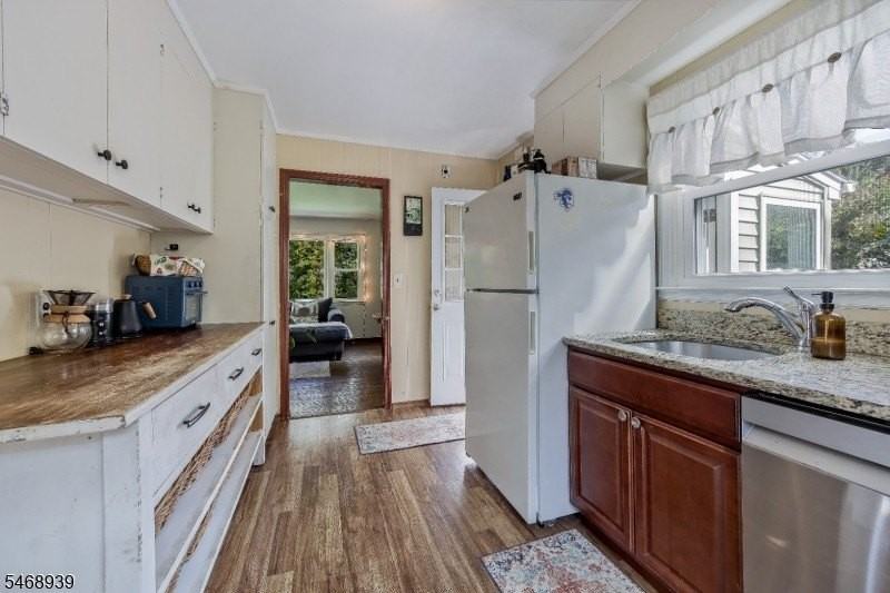 33 Abbott Rd - Photo 7 of 33