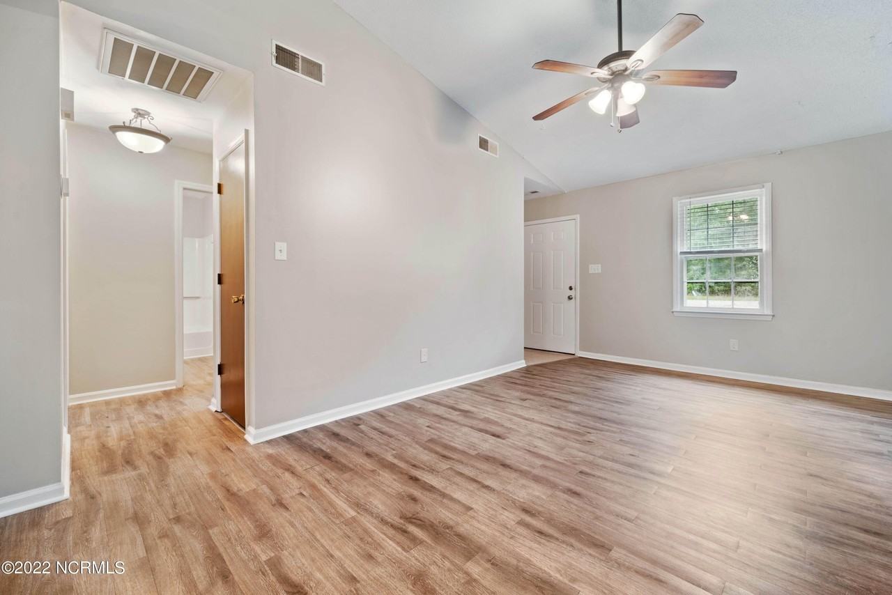 228 Cedar Creek Dr - Photo 3 of 16