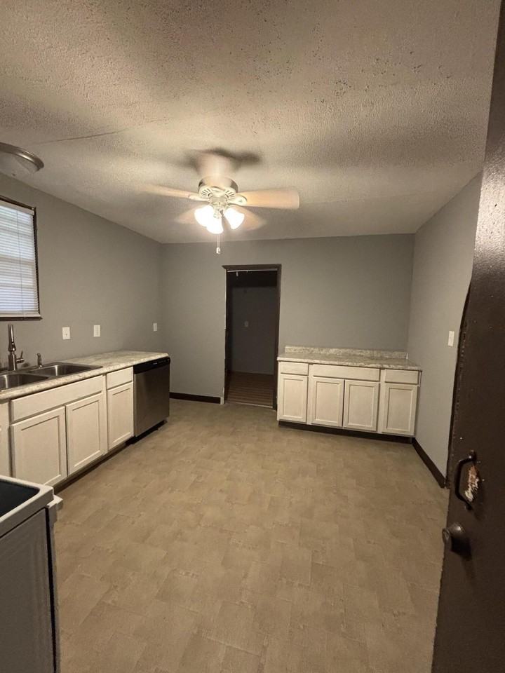 411 Artmus St - Photo 6 of 17