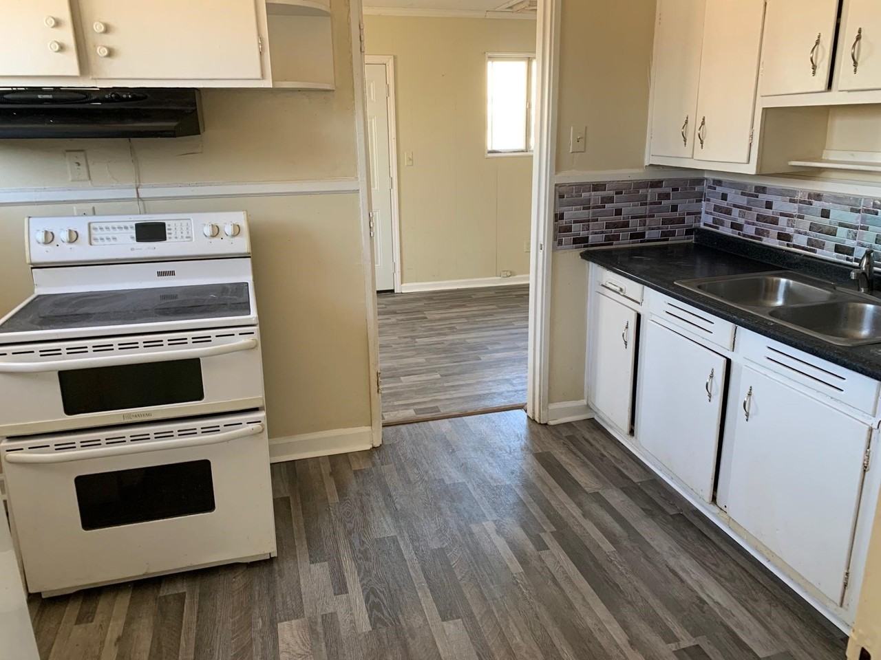 1858 Parnassus St - Photo 3 of 10