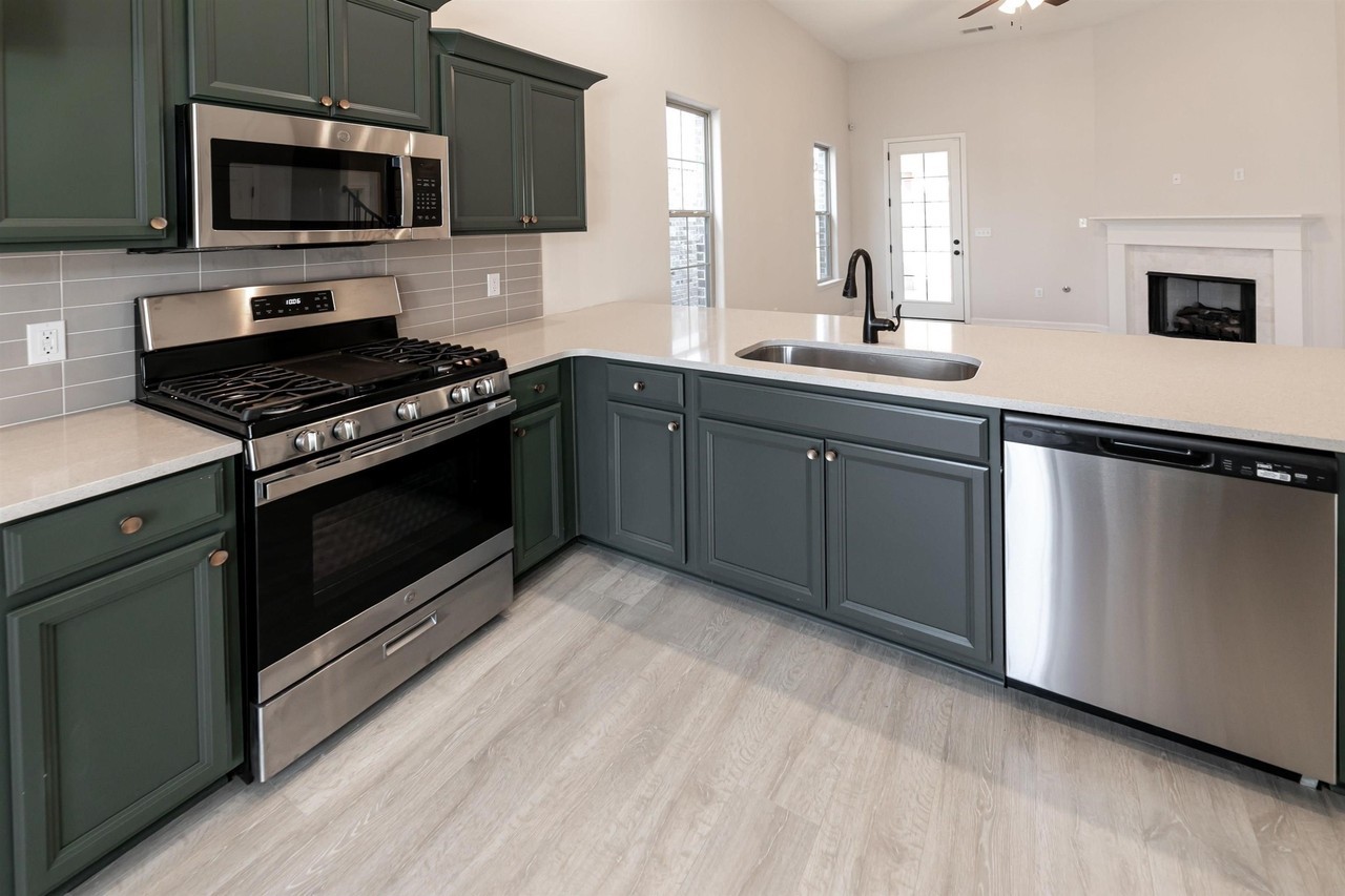 445 Maple St - Photo 3 of 11
