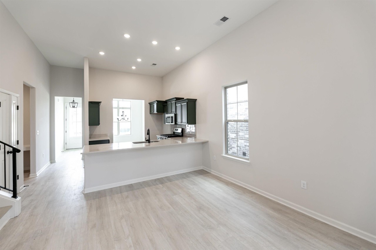 445 Maple St - Photo 4 of 11