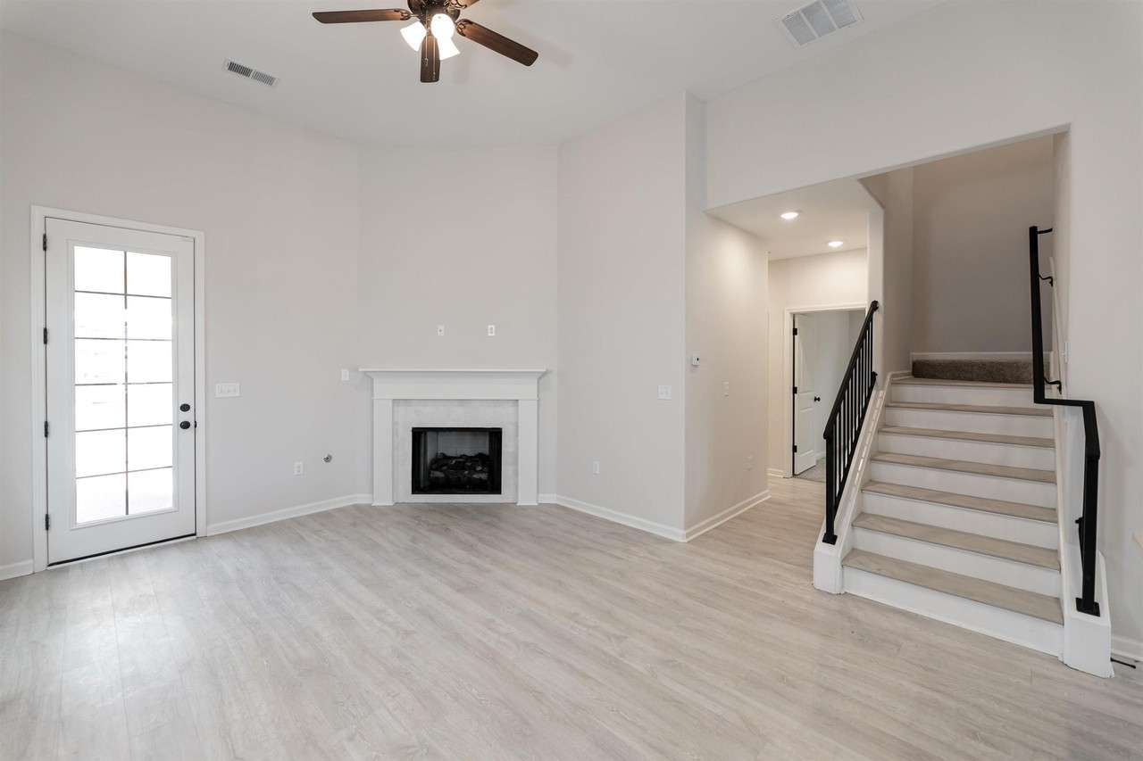 445 Maple St - Photo 5 of 11