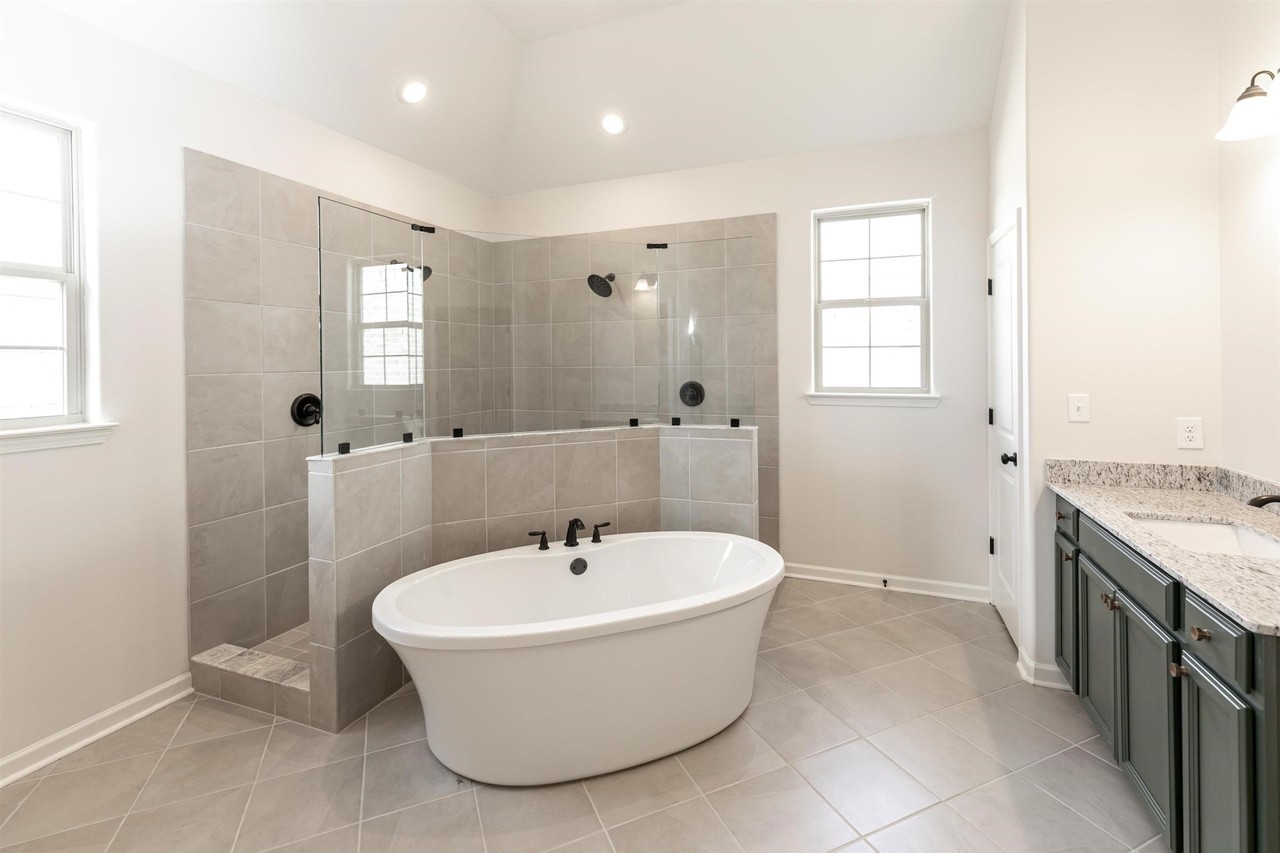 445 Maple St - Photo 7 of 11