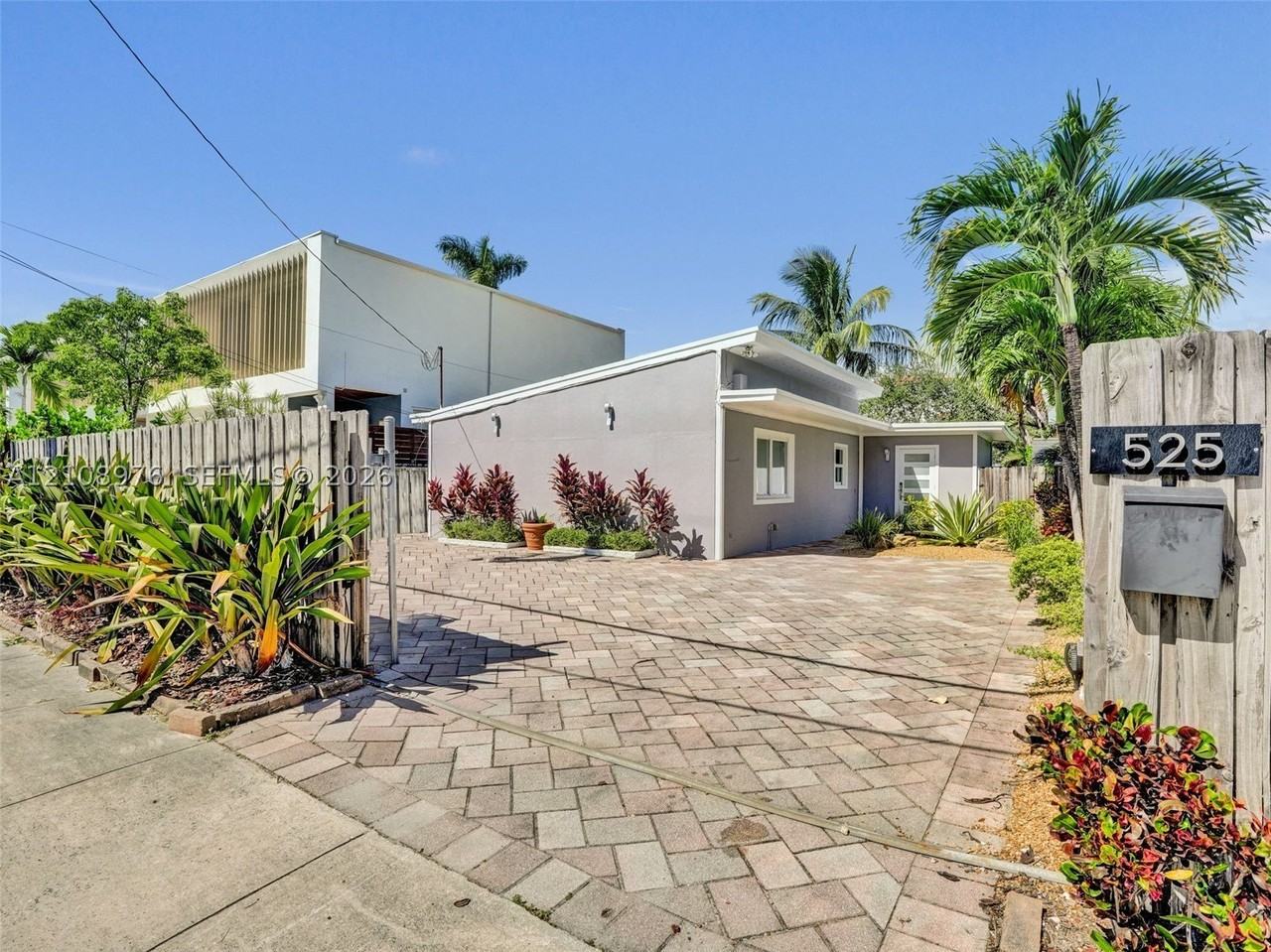 525 Sw 12th St - Photo 2 of 45