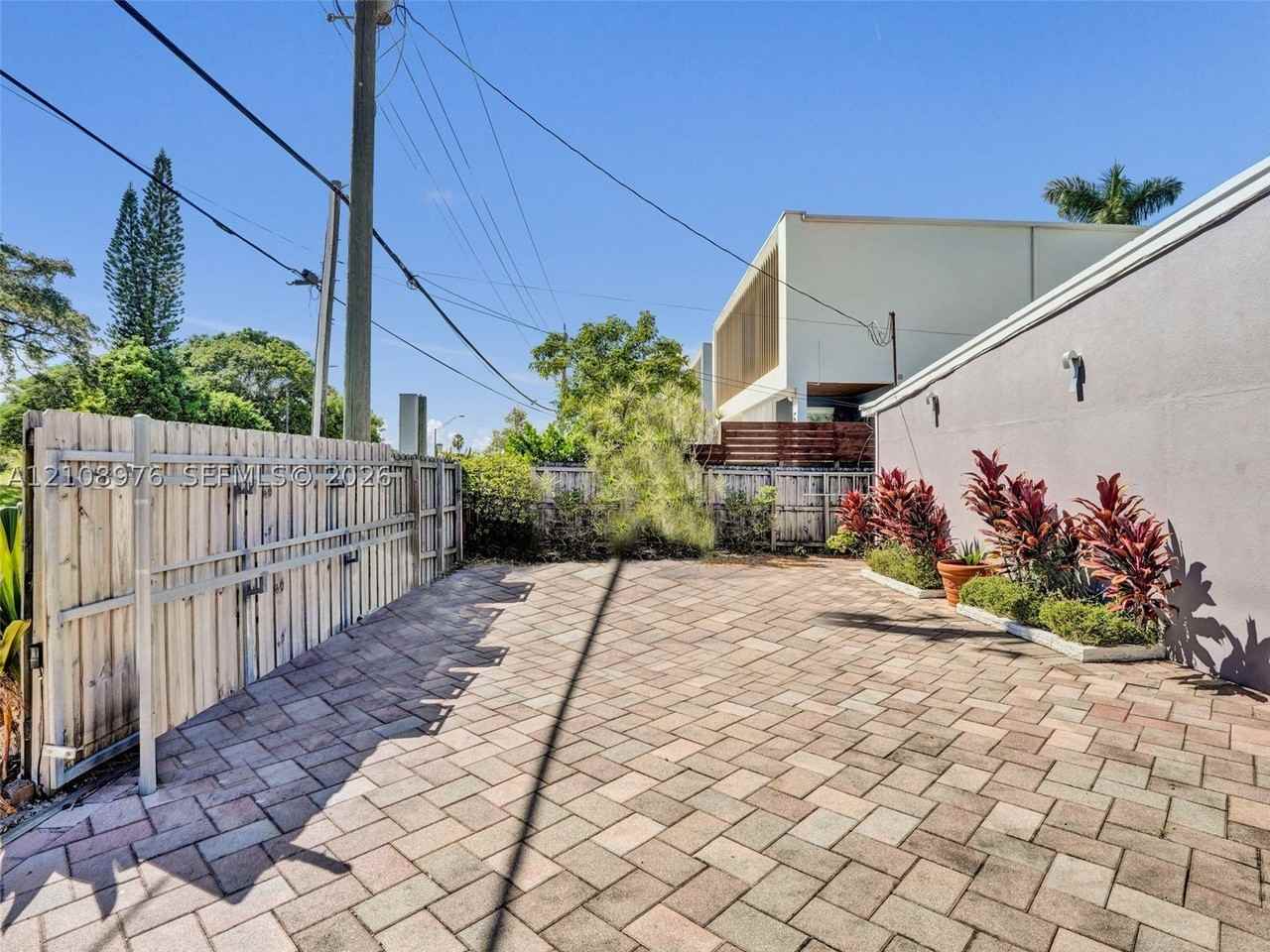 525 Sw 12th St - Photo 4 of 45