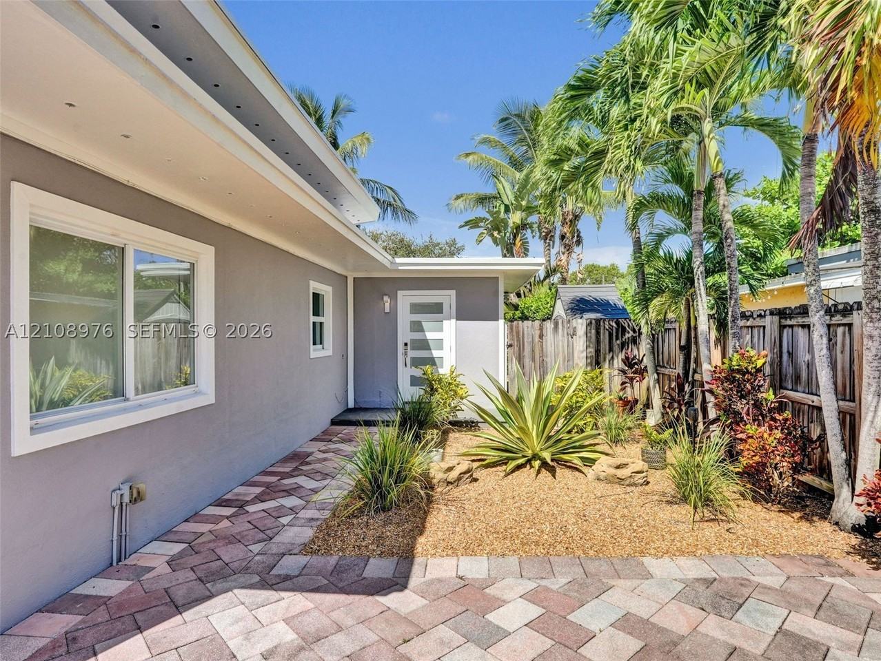 525 Sw 12th St - Photo 5 of 45