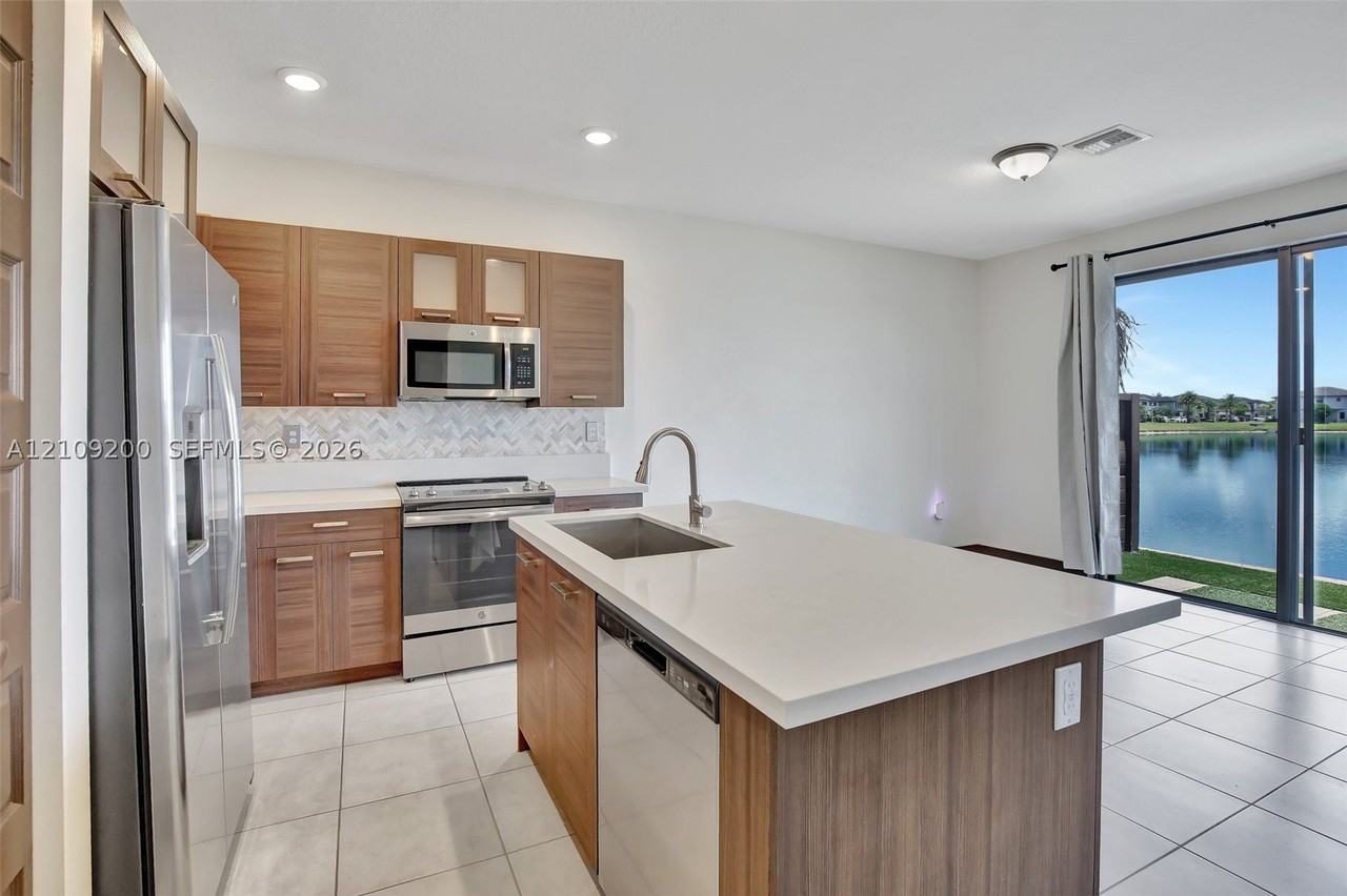 16011 Nw 91st Ct - Photo 7 of 38