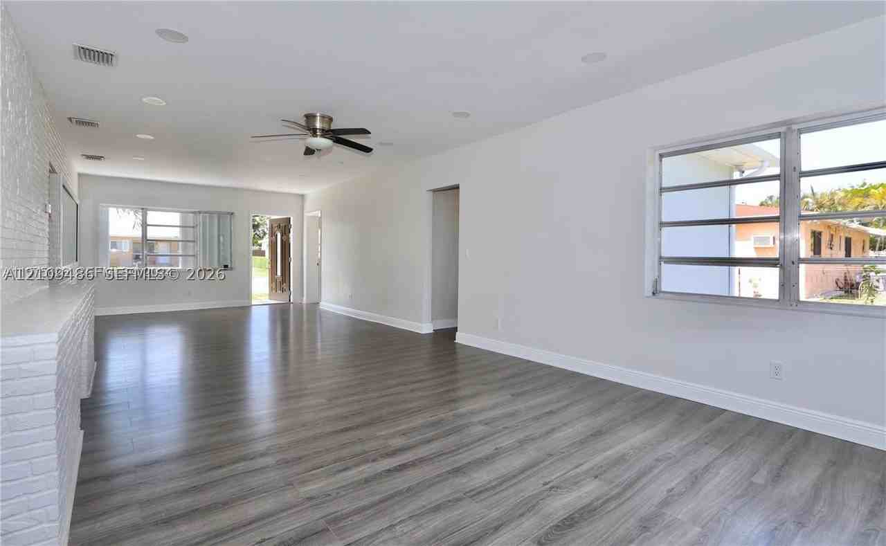 1035 Ne 169th Ter - Photo 3 of 18